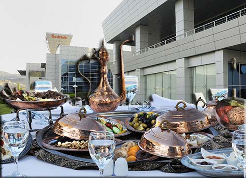 Wyndham İzmir Özdilekte ramazana özel açık büfe iftar