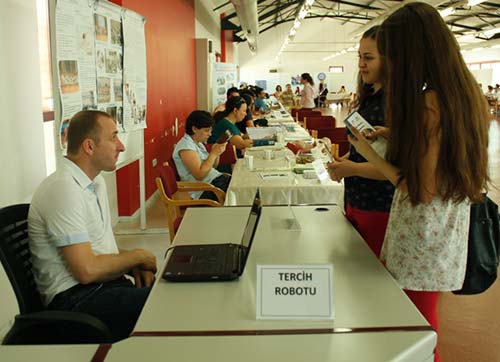 Ege Üniversitesi tercihlerde öğrencilerin yanında