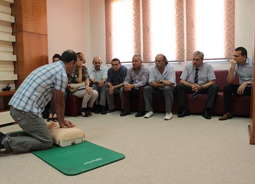 Ege Üniversitesi Rektörlüğü çalışanları ilk yardım sertifikalarını aldı