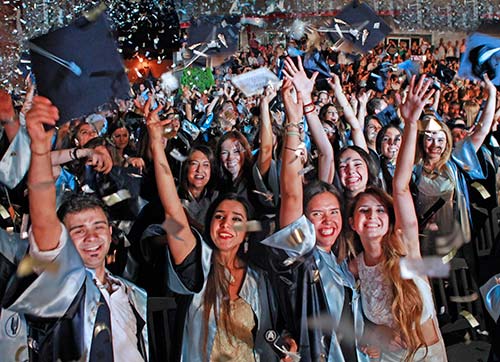 Yaşar Üniversitesi 9uncu dönem mezunlarını uğurladı