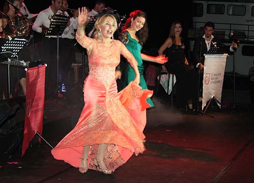 İzmirli Despina Karadenizi  Ayağa Kaldırdı