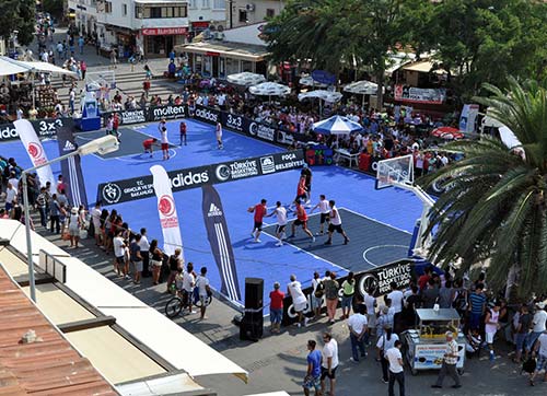 Foça Demokrasi Meydanı'nda, basketbol şöleni