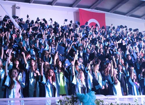 Ege Üniversitesi Fen Fakültesi 800 mezununu coşkuyla uğurladı