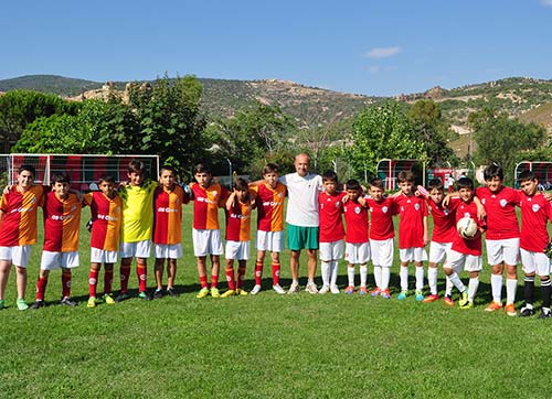 Minik futbolcular, Foça'daki dostluk turnuvasında tecrübe kazandı