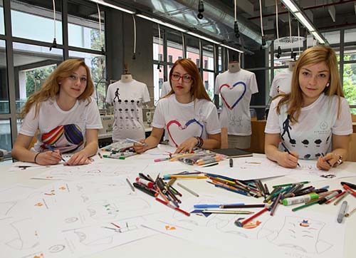 Geleceğin ödüllü moda tasarimcilari Izmir Ekonomiden 