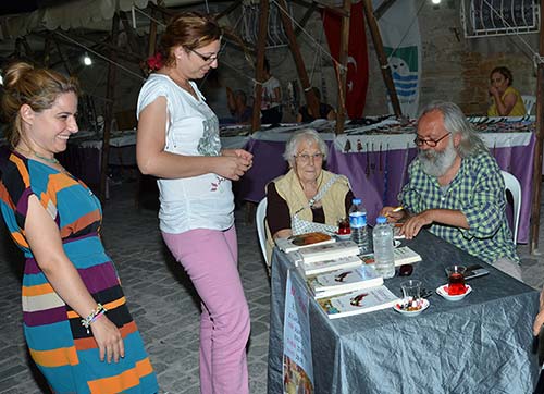 Ahmet Önel, Foça Sanat Sokağında imzaladı