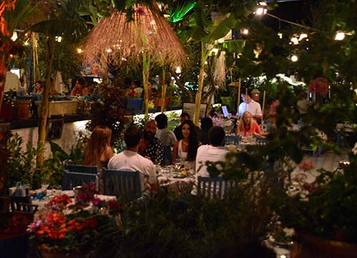 Elleriyle yüzünü kapattı