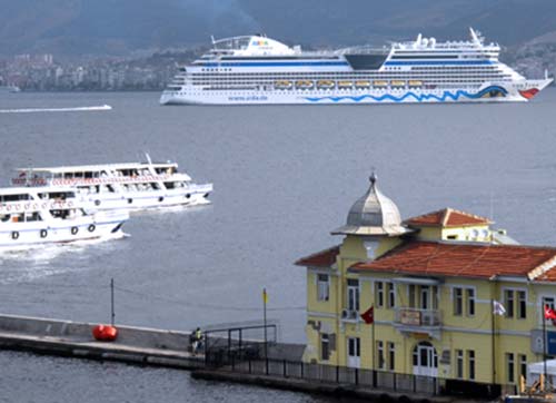 Önceki yıllara göre İzmire gelen turist sayısı azaldı