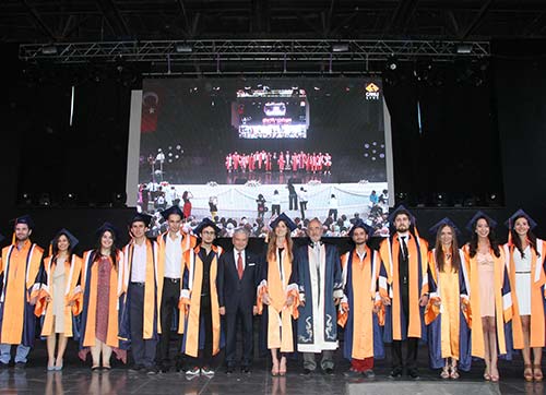 İzmir Ekonomiden 2. mezuniyet coşkusu 