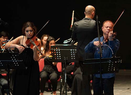 Gençler festival sahnesini fetetti