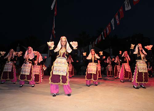 Bornovayı dansların büyüsü sardı
