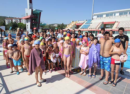 Narlıdereli çocukların yüzme keyfi