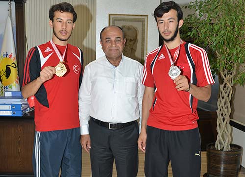 Şampiyon kardeşler Çiğlinin gururu oldu