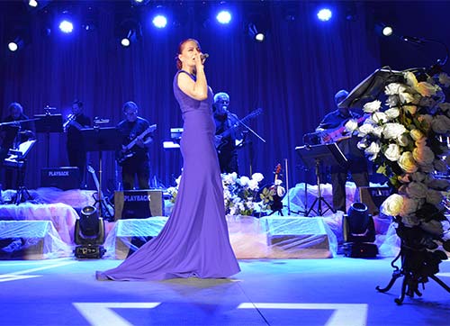 Açılışı Candan yaptı