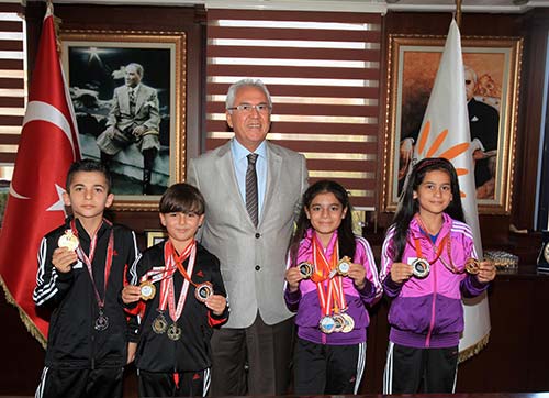 Başarılı çocuklara Selvitopu'ndan ödül