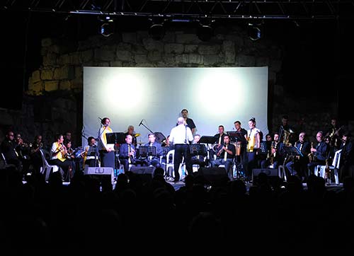 Tarihi bando ilk konserinde sakin şehri inletti