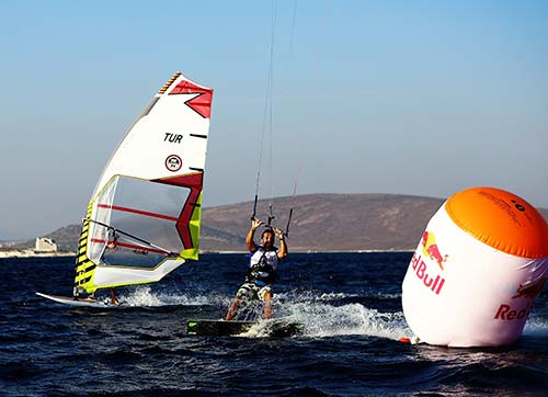 Alaçatıda Ege rüzgarlarına karşı  hız ve dayanıklılık yarışı