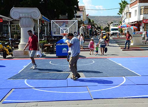 Foça Demokrasi Meydanı, basketbol şöleni için hazırlanıyor