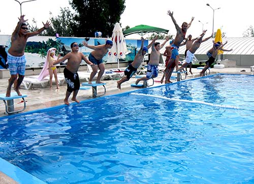 Bayraklı Belediyesi yüzme kursu eğitimi devam ediyor