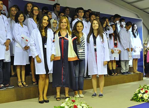 İzmir Üniversitesi Tıp Fakültesi üçüncü eğitim yılına  Beyaz Önlük Giyme Töreni ile başladı