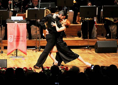 Güzel sanatları halkın ayağına götürüyorlar