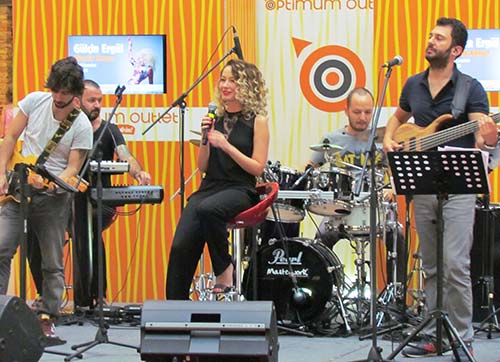 Sesiyle de büyüledi