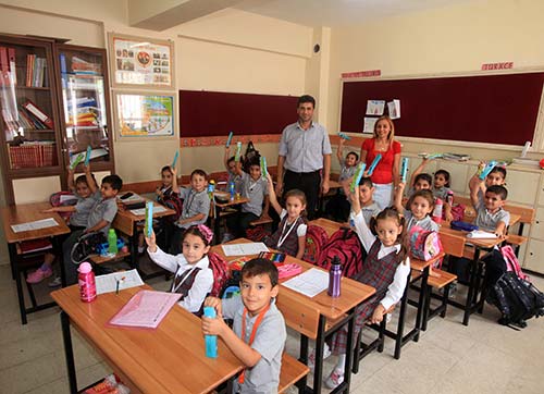 Karabağlar Belediyesi'nden çocuklara okul seti