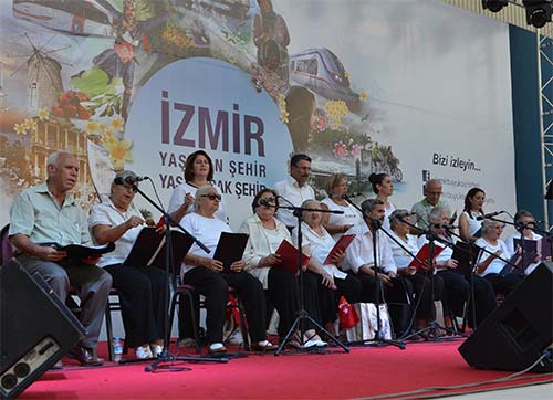 Ve huzurlarınızda Huzurevi Korosu