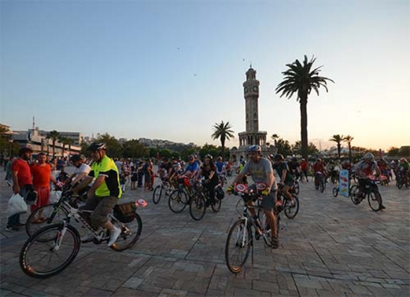 Kurtuluş programı renkli başladı