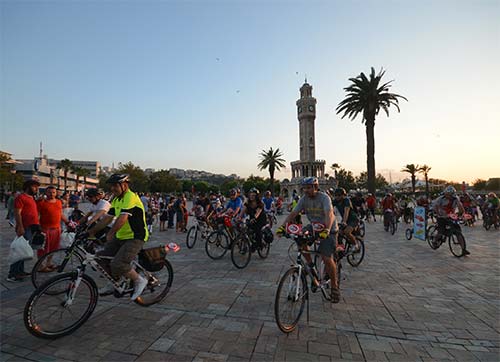 Kurtuluş programına renkli başlangıç