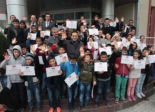 Bornovalı çocuklar bilimi deneyerek öğreniyor