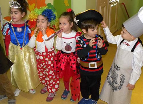 Yeni yıla renkli kostümlerle merhaba