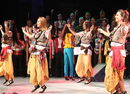 MMO KOROSU, TÜRKÜLERLE COŞTURDU