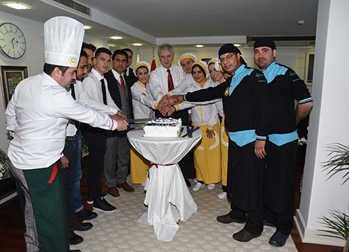 Bu pasta kimse mesleksiz kalmasın diye kesildi