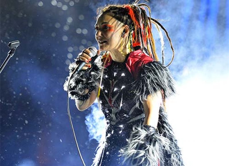 Soğuk ve yağmura rağmen İzmirliler yeni yıla meydanda girdi