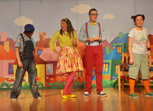 ALİAĞALI MİNİKLER TİYATRO İLE BULUŞTU