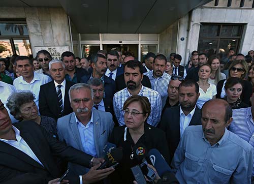 Konak barışa kanat çırptı