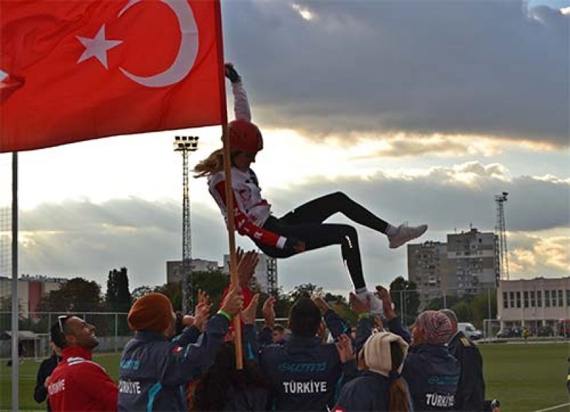 Gümüşle döndüler