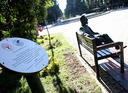 Süleyman Seba heykeli onarıldı