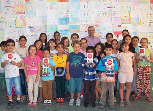 YILDIZ YENİ KİTABINI İMZALADI