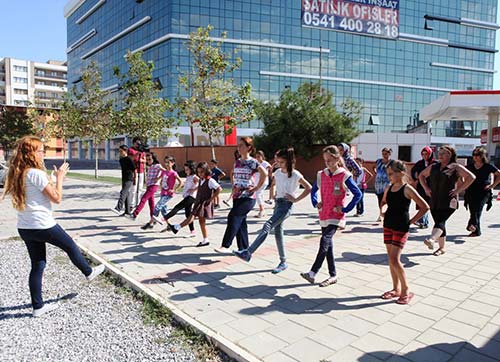  2015 kişi aynı anda zeybek oynayacak