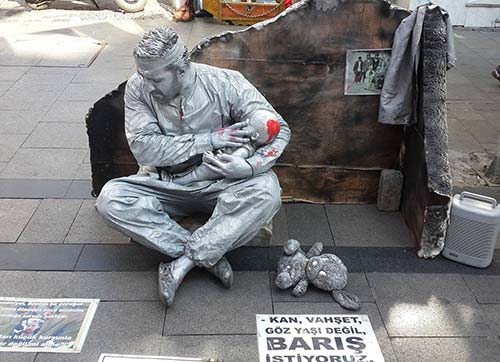 SOĞUK HEYKELLİ BARIŞ MESAJI