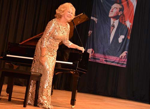 İTK MEZUNLARI DERNEĞİ SANAT SEZONU GÜLSİN ONAY'LA AÇTI 