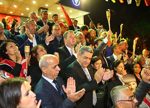 Buca Cumhuriyet Meşaleleriyle aydınlandı