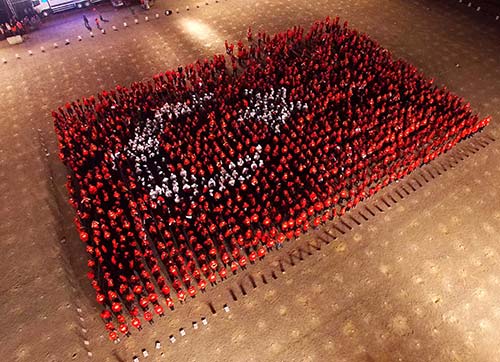 2015 kişi dev Türk bayrağı oluşturdu