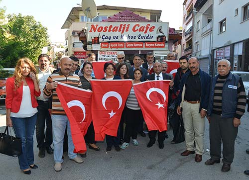 Başkan Hasan Arslan bayrak dağıttı