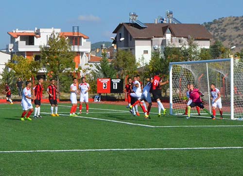 Dikilide futbol resitali 3te 3le başladı