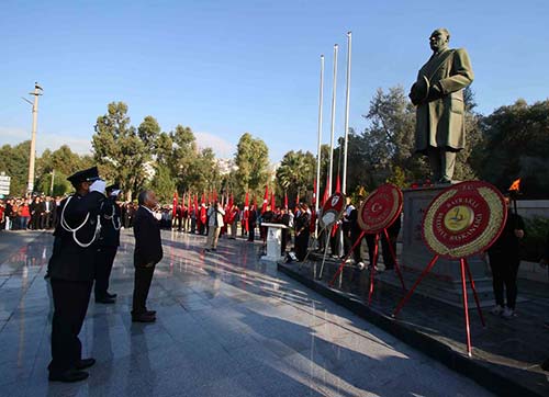 Bayraklı, Atasını andı