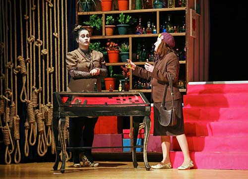 TİYATROHANE İNTİHARI ÖNLEMEK İÇİN SAHNEDE