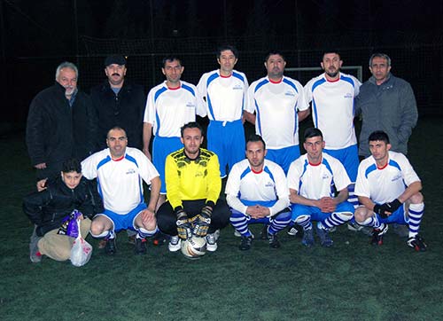 Dostlukları futbol ile geliştiriyorlar